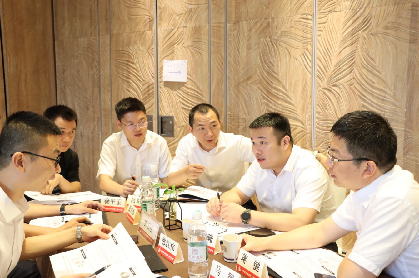 2021年6月25日-26日，云鼎国际4118二建组织开展了2021年中高层主管执行力培训。本次培训特邀清华、北大、上海交大总裁班讲师，中国企业家协会特聘高级讲师许晋老师进行授课。